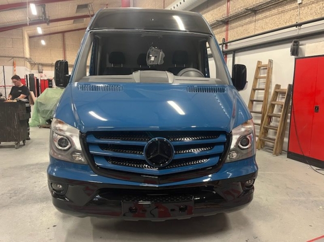 autolakering blå varevogn